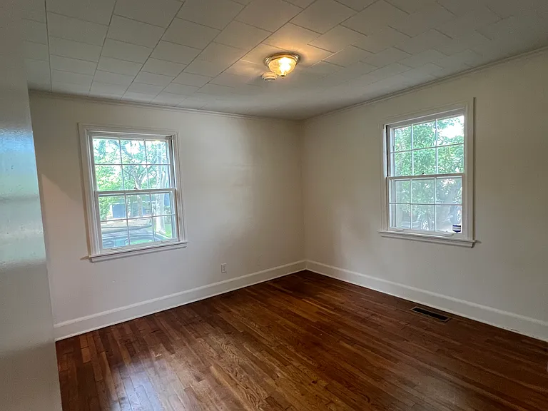 516 N Park St — Photo 23