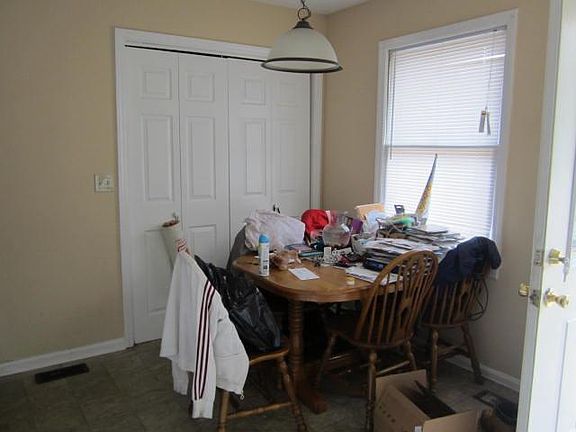 4th image of 718 E Northfield Blvd