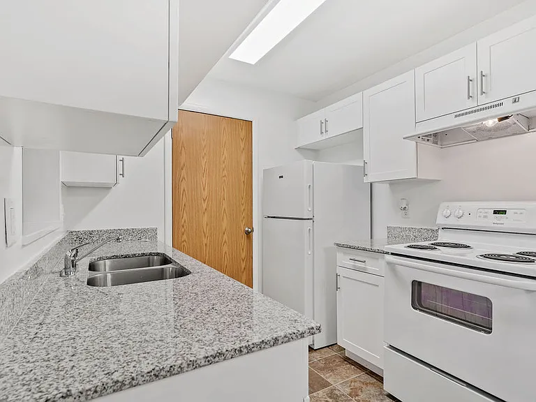 Lincoln Park Apartments — Photo 4