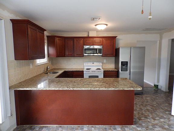 4th image of 25 Hyannis St