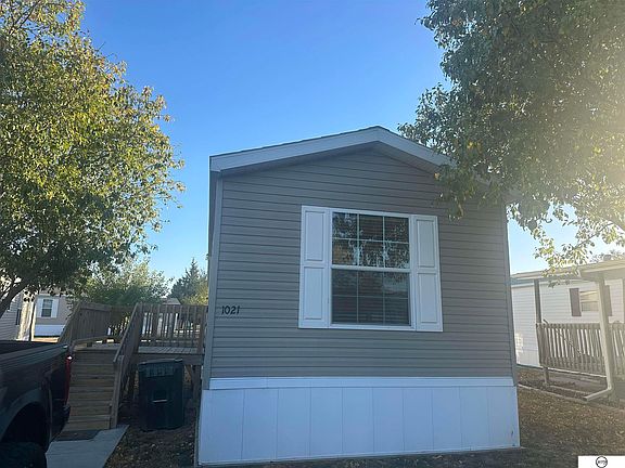 2nd image of 1021 Peach St
