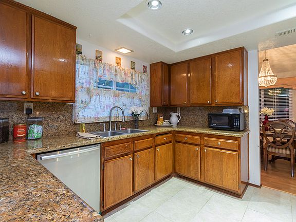 3rd image of 14025 Barrymore St