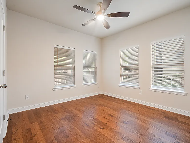 807 Hollywood Ave — Photo 18