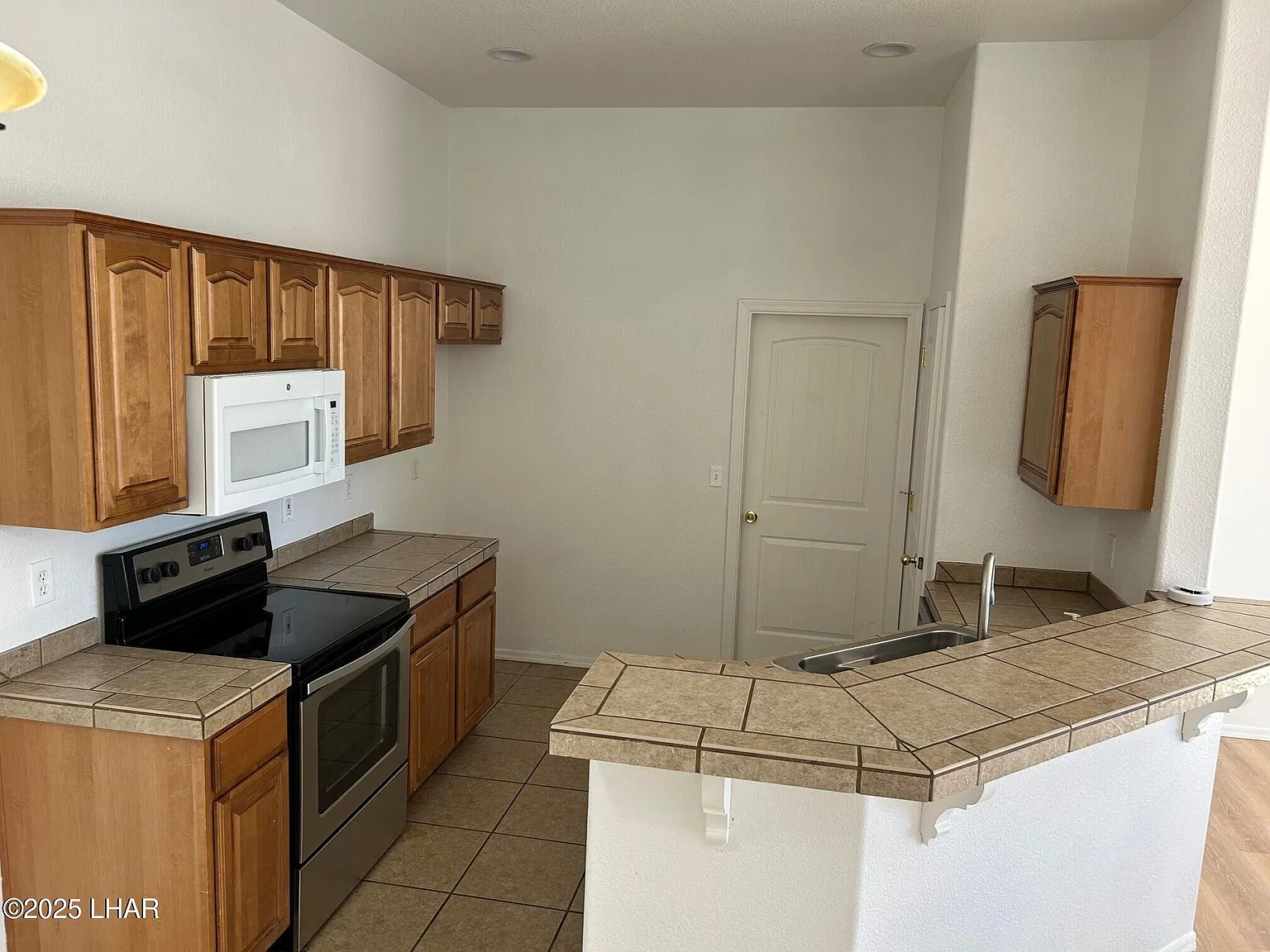 3 bed, 2.0 bath, 2102 sqft, $1,900 — Photo 4