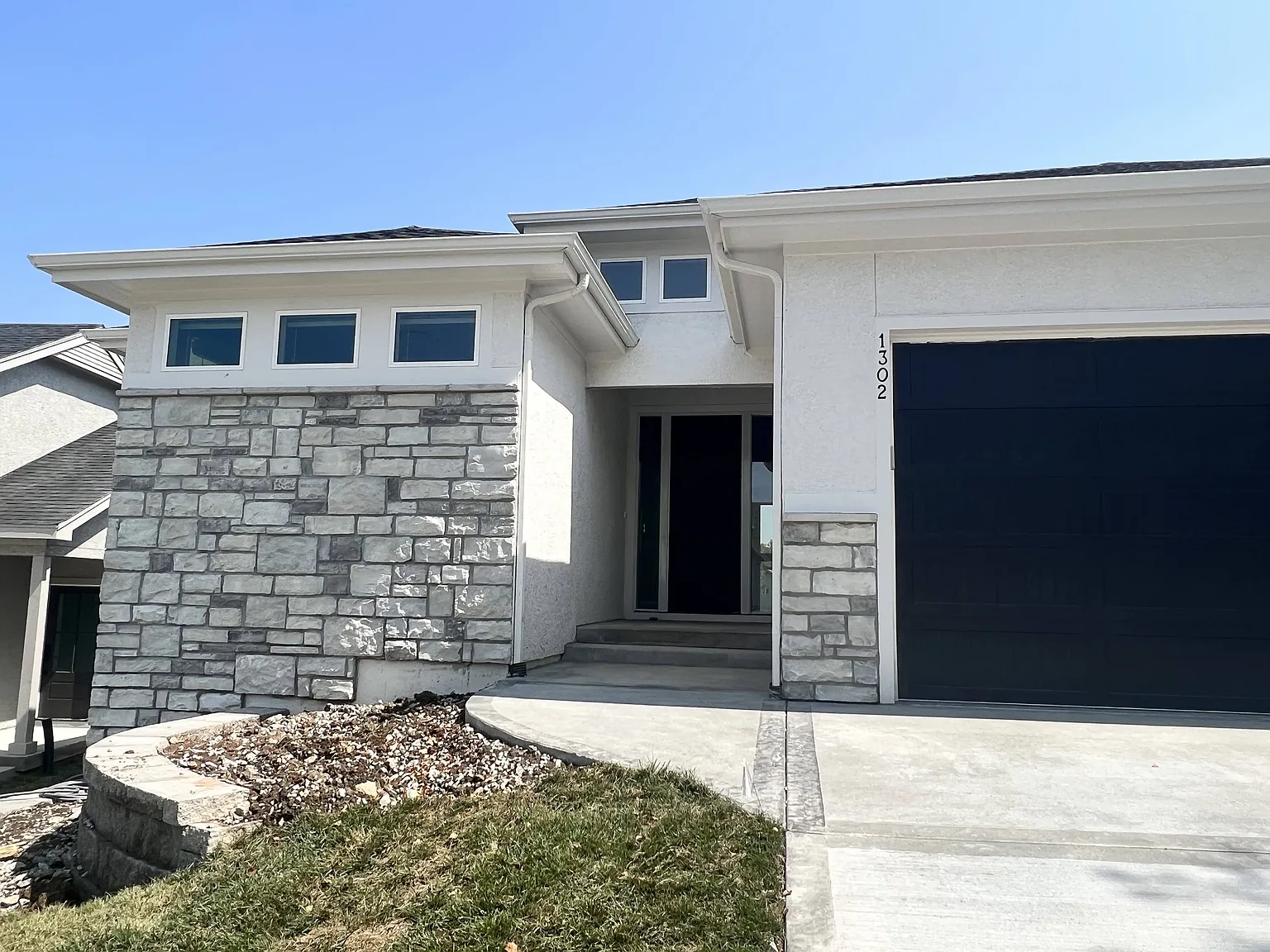 4 bed, 2392 sqft, $3,600 — Photo 2