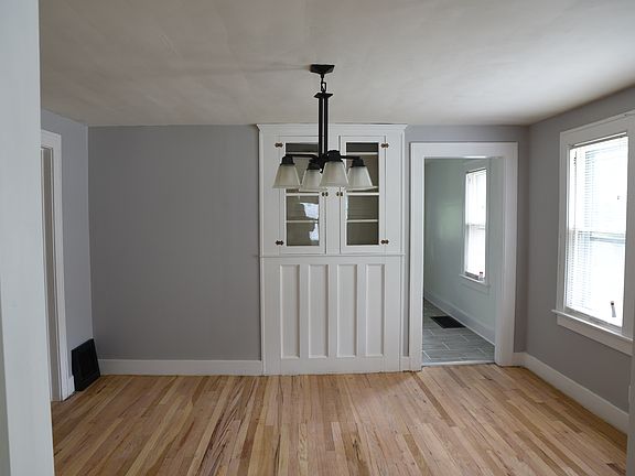 formal dining room is great for entertainig