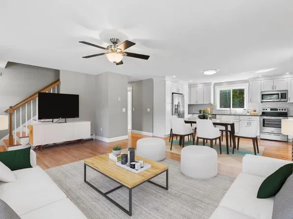 102 Orchard Rd, Cumberland, ME 04021