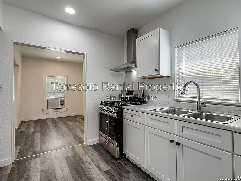 611 Rochambeau St — Photo 12