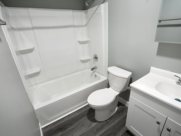 3rd image of 1102 Salem Ave #2E