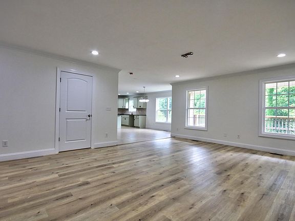 5th image of 422 Scarlet Oak Dr