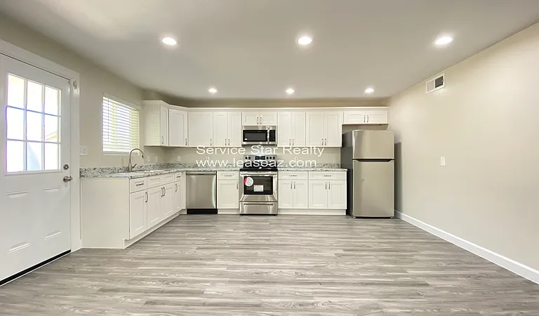 5936 W Seldon Ln — Photo 2
