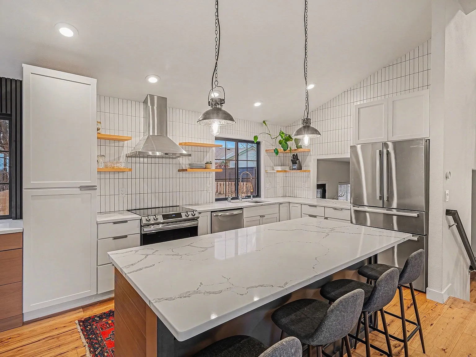 3 bed, 2102 sqft, $3,300 — Photo 3