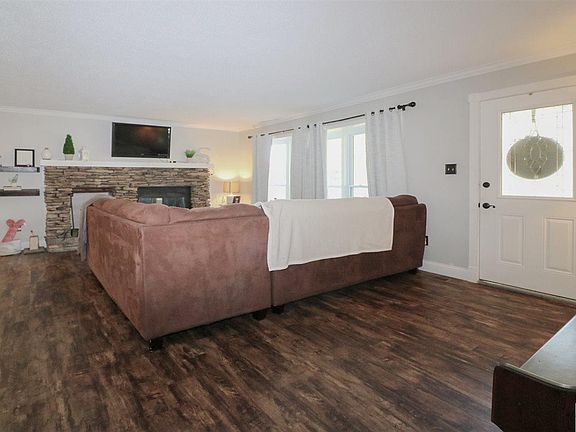 5th image of 636 Marsha Dr