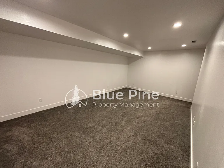 5760 Wildrose Ave — Photo 13