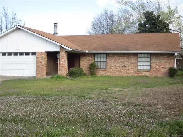 1926 Green Meadows Dr, McAlester, OK 74501