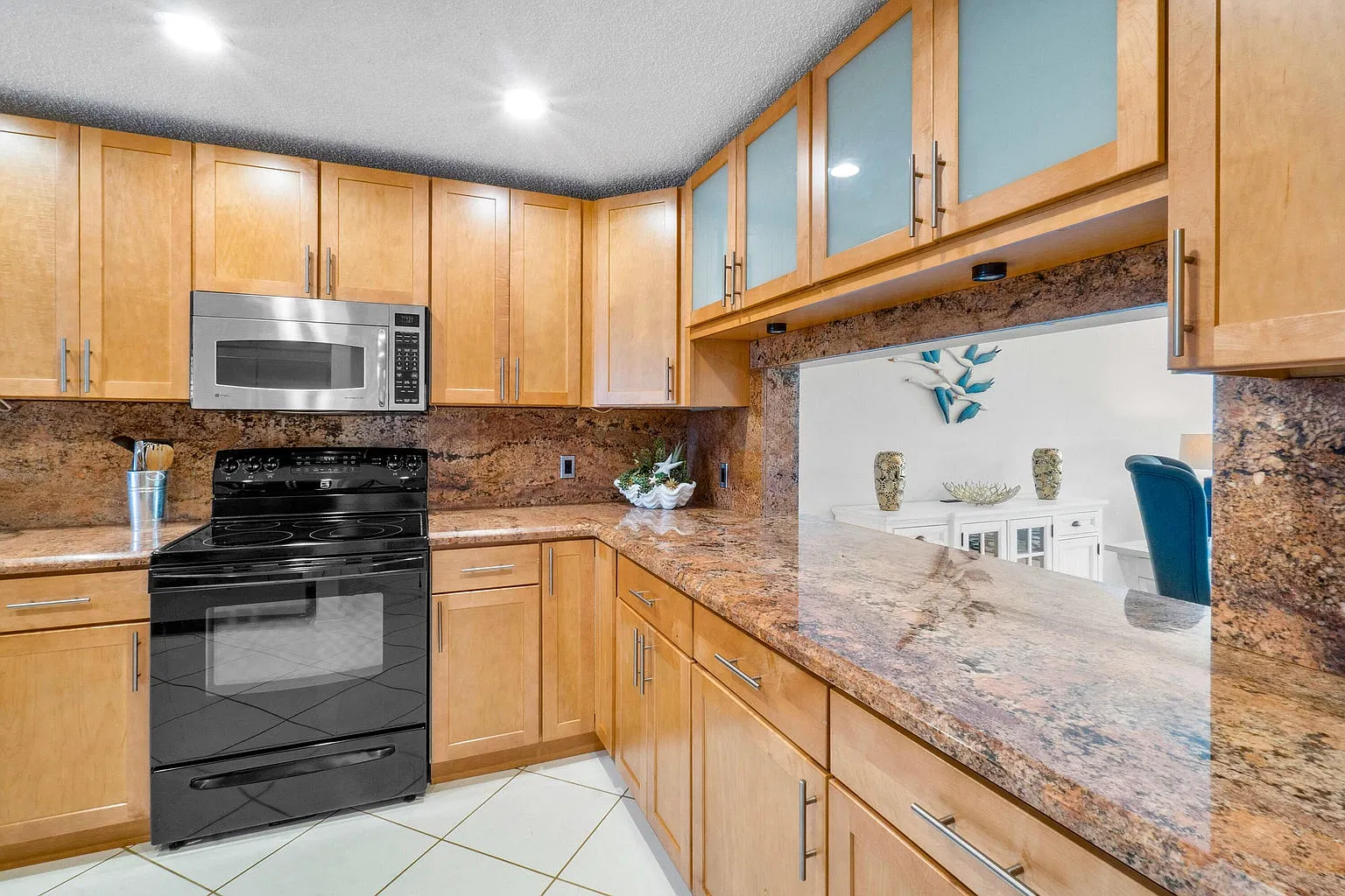 3 bed, 2.5 bath, 2348 sqft, $4,100 — Photo 2