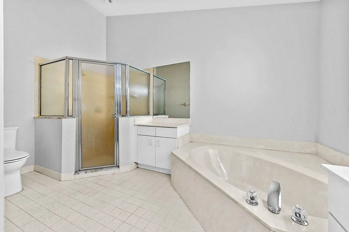 3 bed, 2.0 bath, 1956 sqft, $3,900 — Photo 4