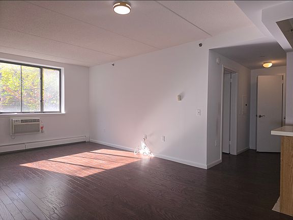 3rd image of 210 E 118th St APT 201