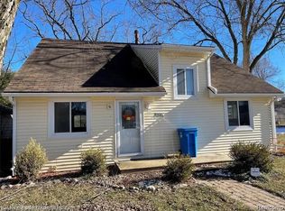 3060 Woodlawn Ave, Commerce Township, MI 48390