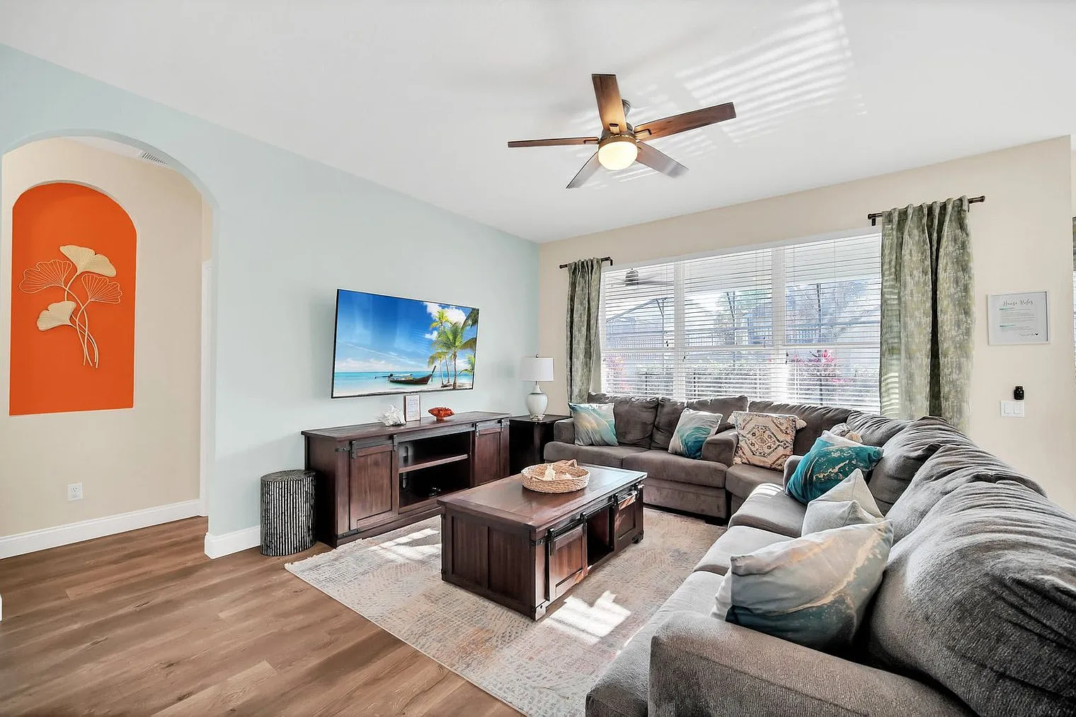 6 bed, 4.0 bath, 2820 sqft, $6,476 — Photo 1