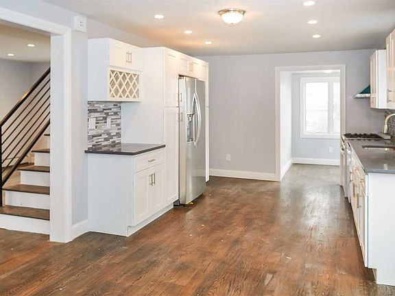 5th image of 26 Stuart Ave