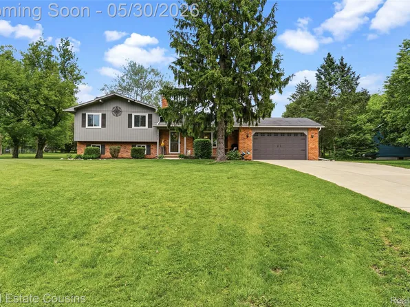 13435 Lakebrook Dr, Fenton, MI 48430