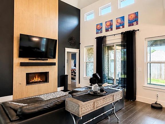 4th image of 305 Mandavilla Way