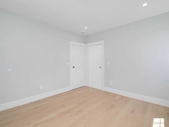 2nd image of 433 N Palm Ave #433