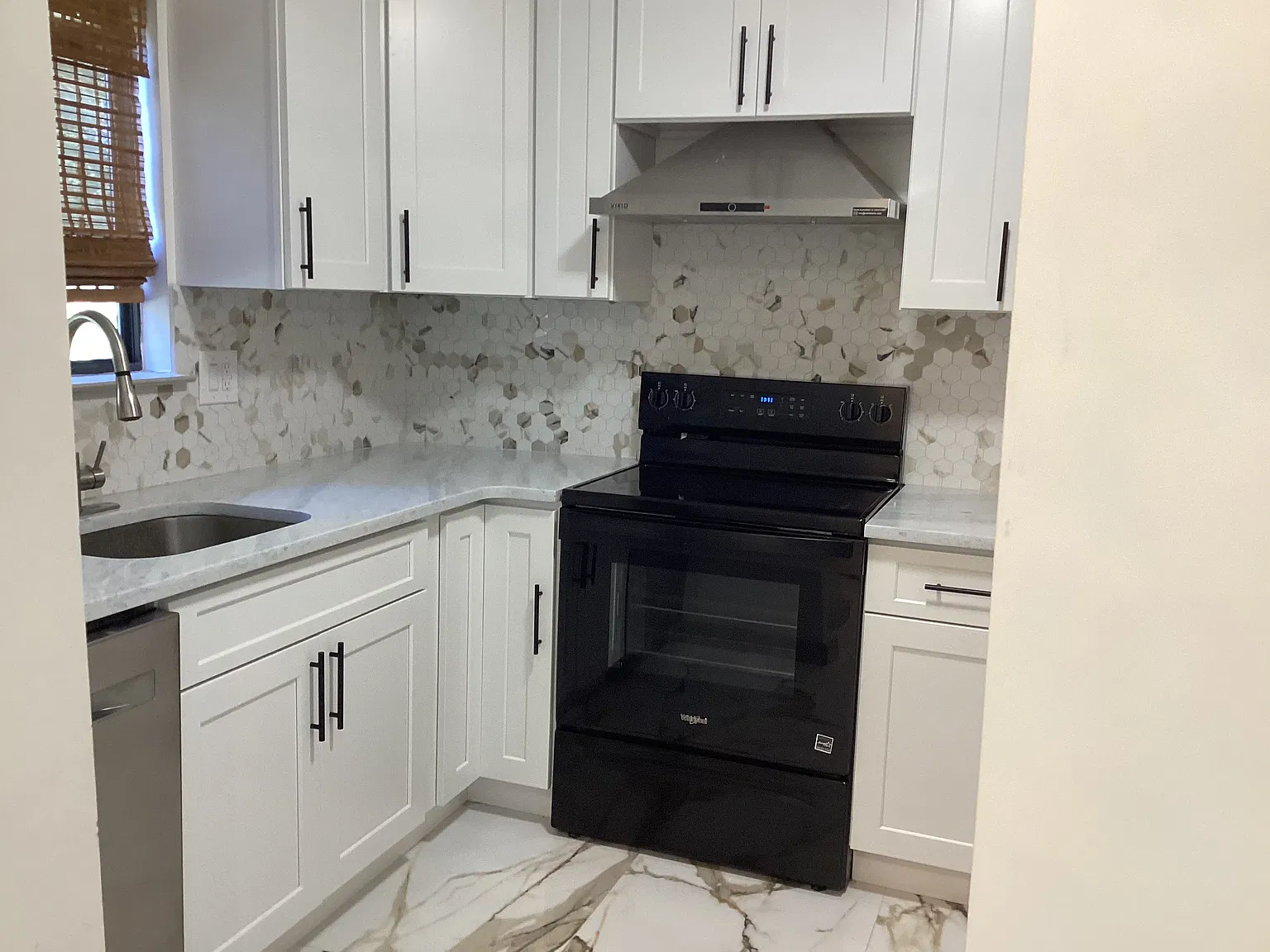 2 bed, 1040 sqft, $3,600 — Photo 3