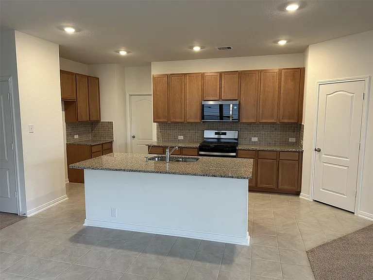 3019 Kastania Ln N — Photo 11