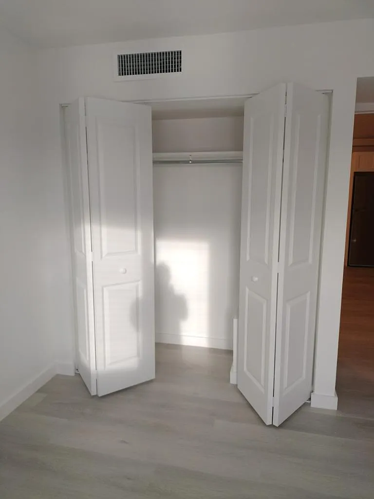Building Photo - 5185 W Flagler St #402