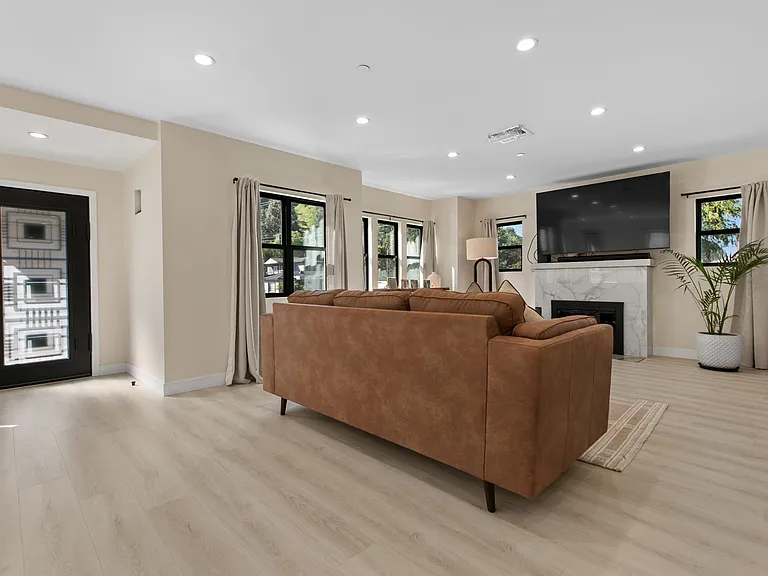 2101 E Glenoaks Blvd — Photo 24