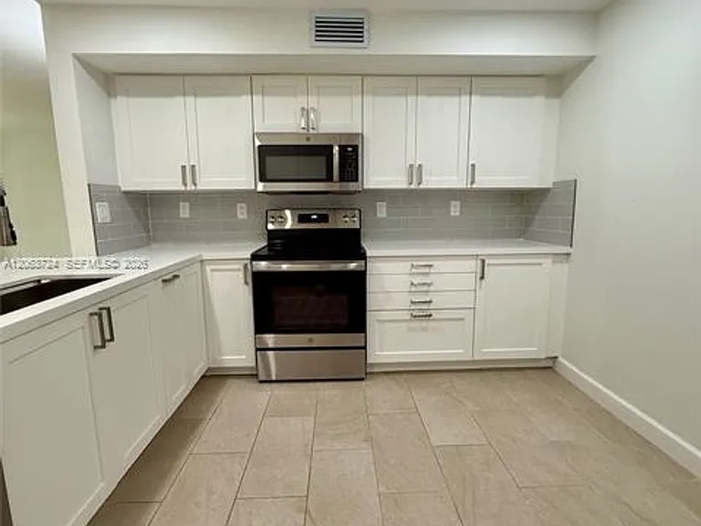 10672 SW 79th Ter #Townhouse 10672 — Photo 4