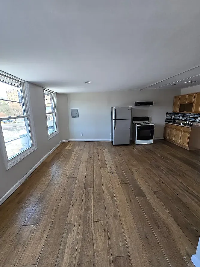 3 bed, 1000 sqft, $1,994 — Photo 3