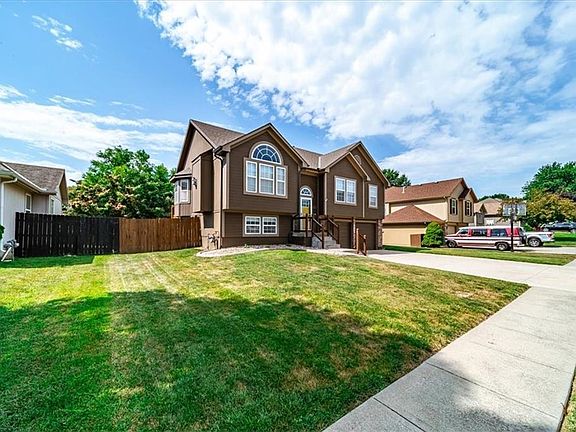 4th image of 1201 NW Baytree Dr
