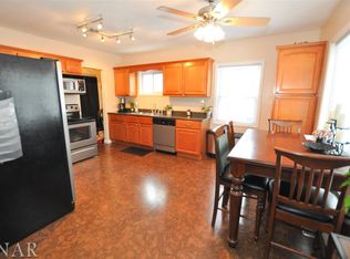915 W Oakland Ave, Bloomington, IL