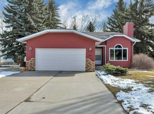 8 W Petticoat Ln, Lacombe, AB T4L 1T6