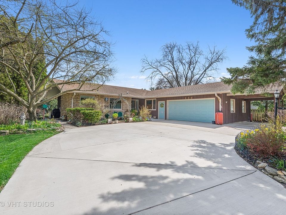 Lovely home is ready for its new owner! Enjoy the views and the location on the Sycamore Golf Course