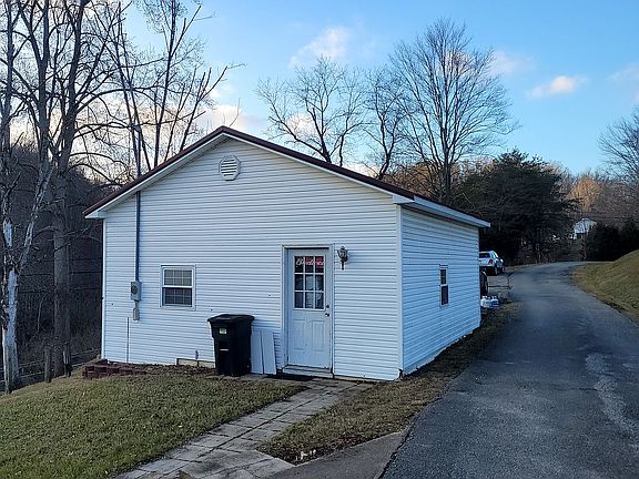 3rd image of 64 Mountain Breeze Ln