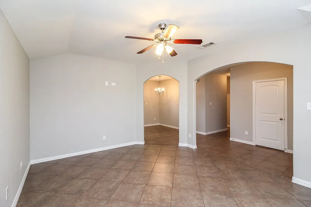 3 bed, 2.0 bath, 1363 sqft, $1,800 — Photo 3