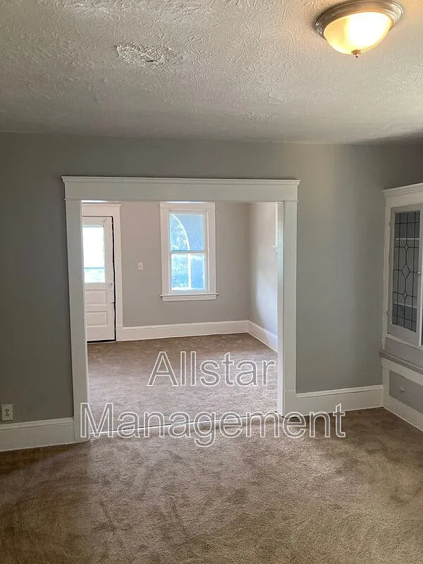 3 bed, 1.0 bath, 1000 sqft, $1,200 — Photo 4