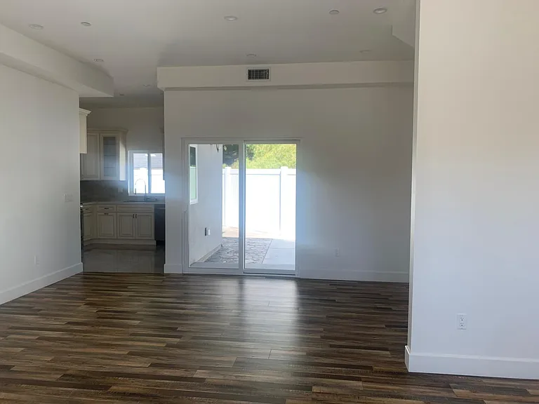 16507 San Fernando Mission Blvd — Photo 4