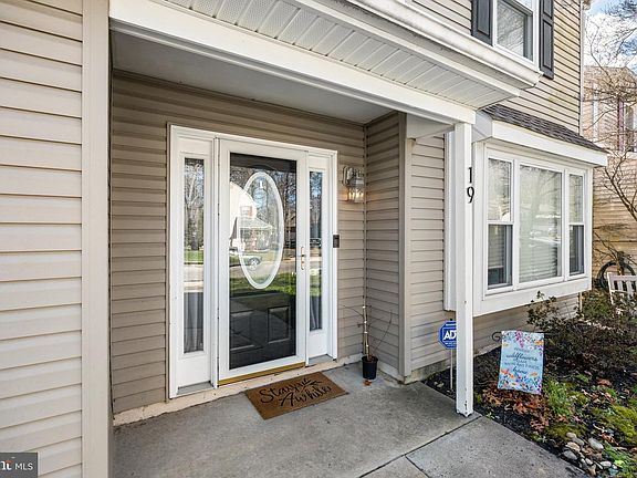 3rd image of 19 Woodvale Dr