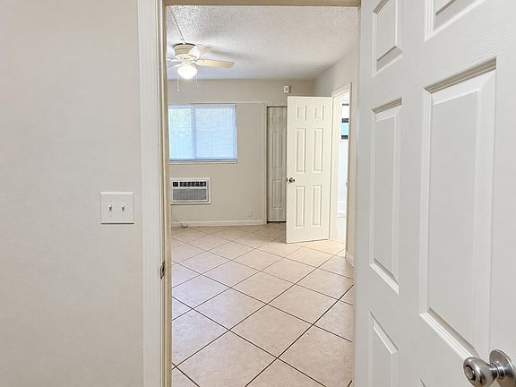4th image of 1960 NE 48th St APT 11