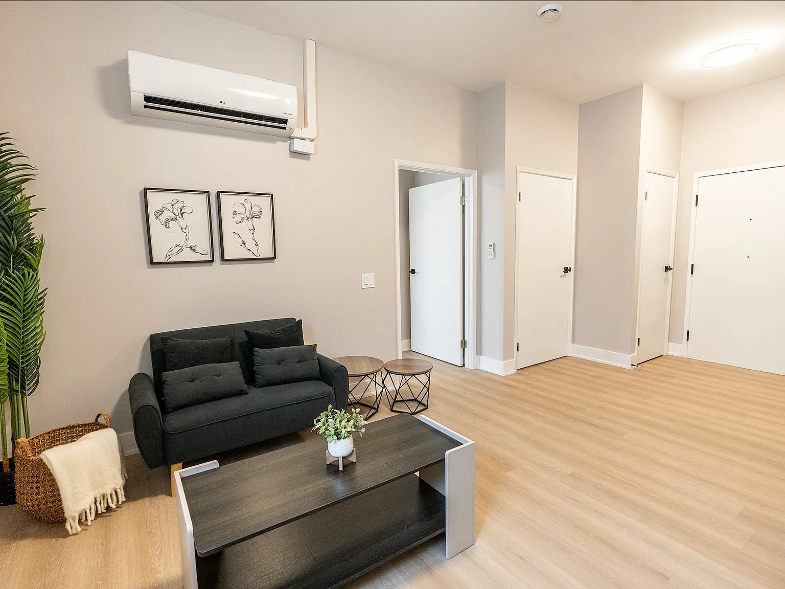 376 Richmond St London — Photo 4