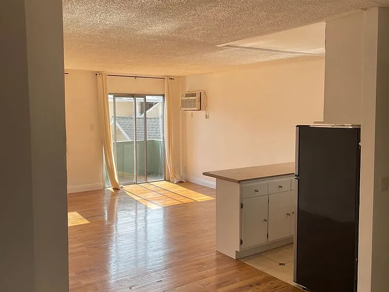 439 South Hobart Apartments — Photo 2