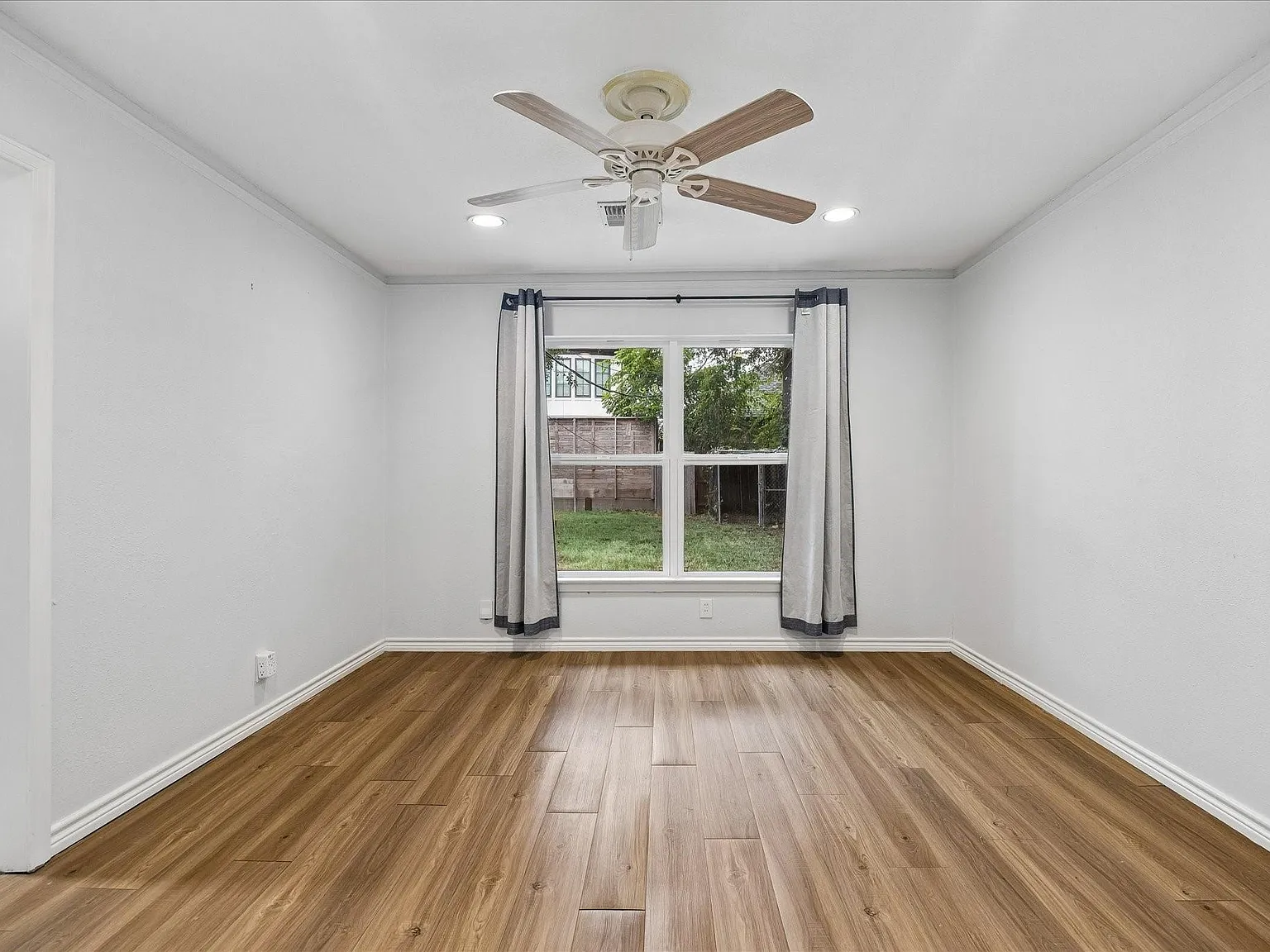 3 bed, 2.5 bath, 2222 sqft, $2,895 — Photo 2
