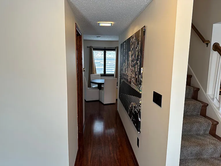 925 Sierra Ln NE — Photo 2