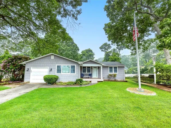 108 Holiday Boulevard, Center Moriches, NY 11934
