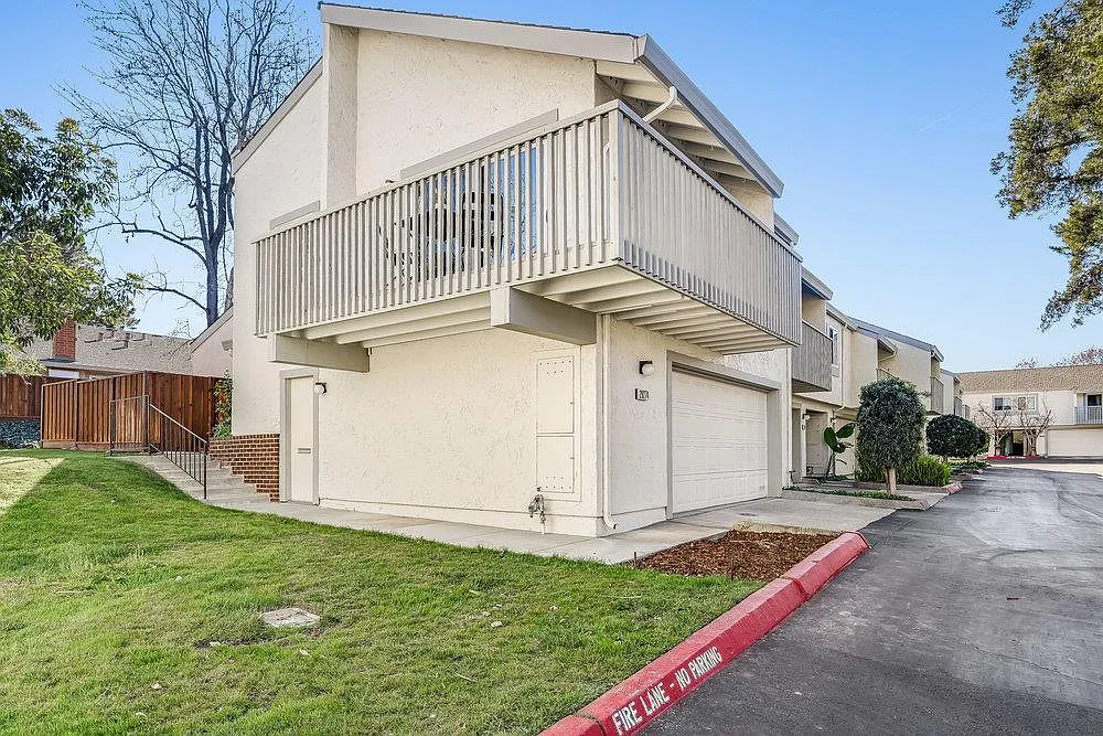 20274 Northglen Sq photo 1